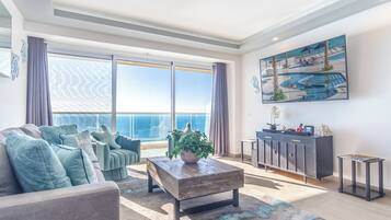 Condo, nhiều giường, ban công, quang cảnh biển (Encantame Towers Viento 2104) | Khu phòng khách | TV màn hình phẳng 42-inch có truyền hình kỹ thuật số