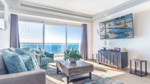 Condo, nhiều giường, ban công, quang cảnh biển (Encantame Towers Viento 2104) | Khu phòng khách | TV màn hình phẳng 42-inch có truyền hình kỹ thuật số 