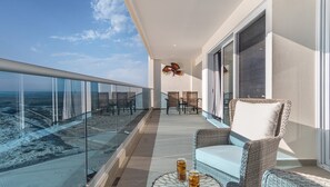 Condo, varias camas, balcón, vista al océano (Encantame Towers Viento 2104) | Vista desde la habitación