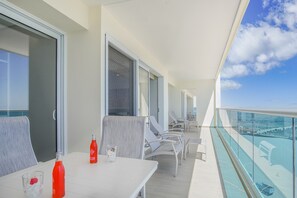 Appartement, Meerdere bedden, balkon, uitzicht op zee (Encantame Towers Verano 1002) | Buiten dineren