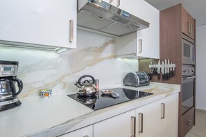 شقة - عدة أسرّة - بشرفة - بمنظر للمحيط (Encantame Towers Verano 1002) | مطبخ خاص | مائدة طعام