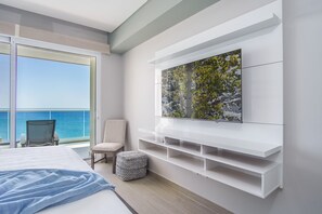 Condo, varias camas, balcón, vista al océano (Encantame Towers Verano 1002) | 2 habitaciones, decoración personalizada y muebles diferentes 