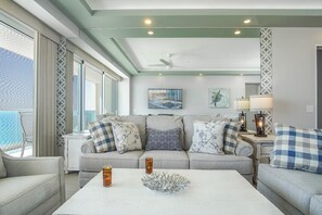 شقة - عدة أسرّة - بشرفة - بمنظر للمحيط (Encantame Towers Verano 1002) | منطقة المعيشة | تلفزيون بشاشة مسطحة بحجم 42-بوصة يعرض قنوات تلفزيونية رقمية