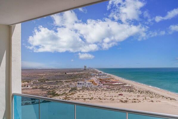 Appartement, Meerdere bedden, balkon, uitzicht op zee (Encantame Towers Verano 1002) | Uitzicht vanuit de kamer