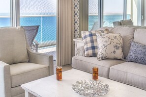 Appartement, Meerdere bedden, balkon, uitzicht op zee (Encantame Towers Verano 1002) | Woonruimte | Een 42-inch flatscreentelevisie met digitale zenders