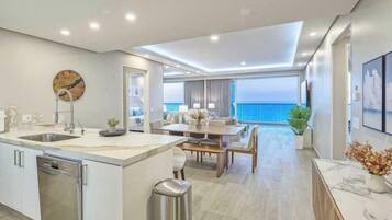 Condo, varias camas, balcón, vista al océano (Encantame Towers Viento 902) | Interior