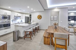 Condo, Plusieurs lits, balcon, vue sur l’océan (Encantame Towers Viento 902) | Cuisine privée | Table de salle à manger