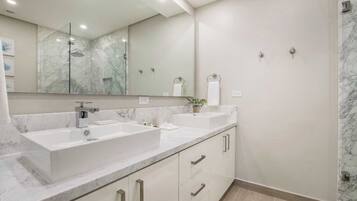 Condo, Multiple Beds, Balcony, Ocean View (Encantame Towers Viento 902) | Bathroom | Towels
