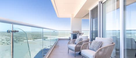 คอนโด, หลายเตียง, ระเบียง, วิวทะเล (Encantame Towers Viento 901) | ลานระเบียง/นอกชาน