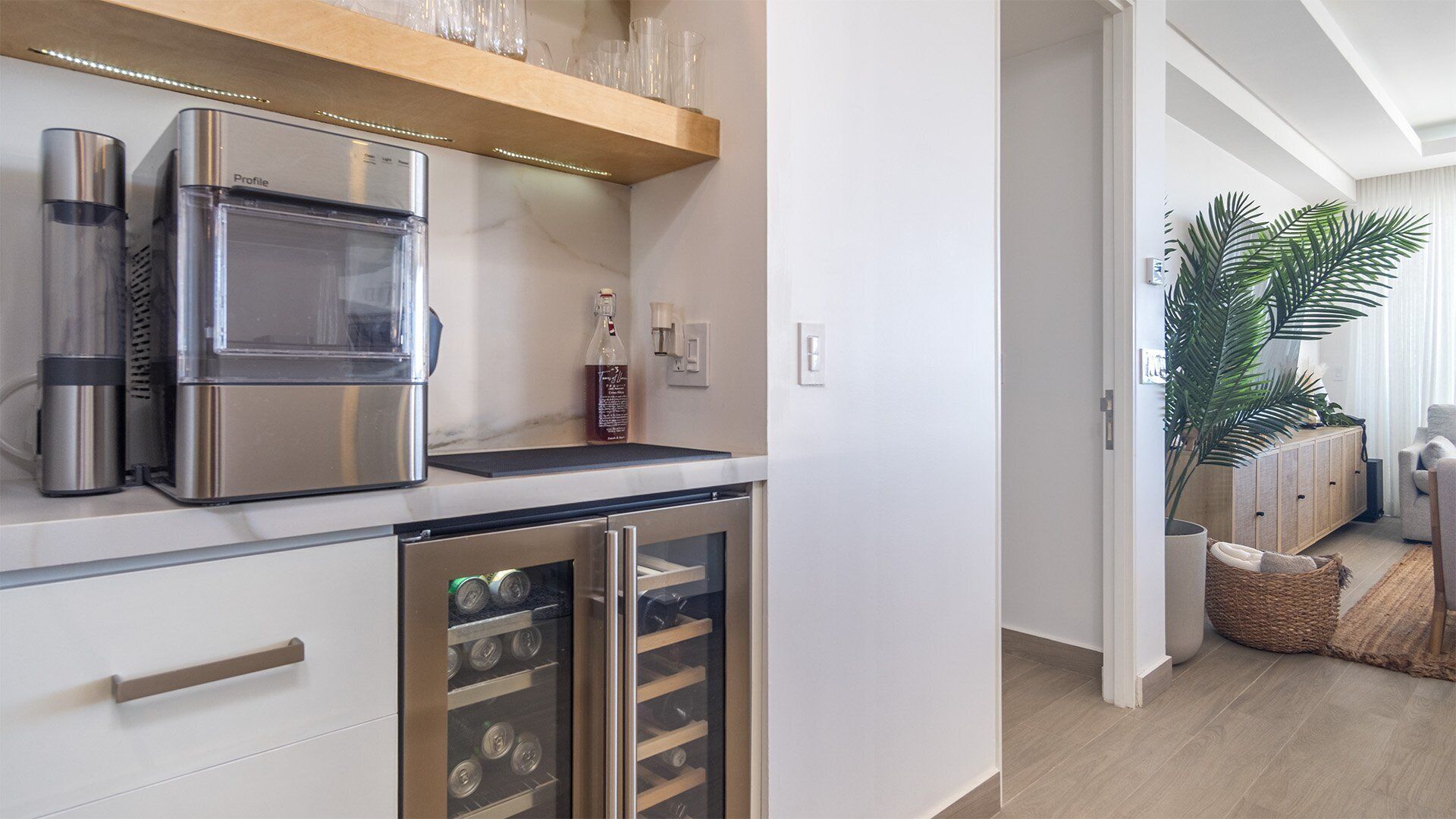 Condo, varias camas, balcón, vista al océano (Encantame Towers Viento 901) | Interior