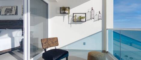 Condo, varias camas, balcón, vista al océano (Encantame Towers Velero 902) | 2 habitaciones, decoración personalizada y muebles diferentes