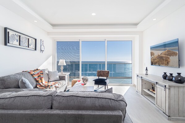 Appartement, meerdere bedden, balkon, uitzicht op oceaan (Encantame Towers Velero 902) | Woonruimte | Een 42-inch flatscreentelevisie met digitale zenders