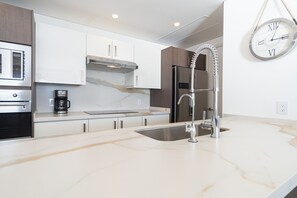 Condo, varias camas, balcón, vista al océano (Encantame Towers Velero 902) | Cocina privada