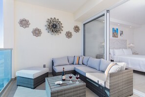 Condo, nhiều giường, ban công, quang cảnh biển (Encantame Towers Velero 902) | Khu phòng khách | TV màn hình phẳng 42-inch có truyền hình kỹ thuật số 