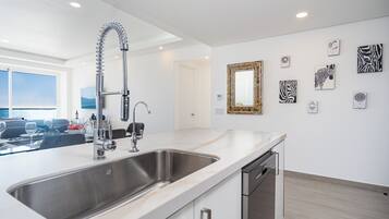 Condo, varias camas, balcón, vista al océano (Encantame Towers Velero 902) | Cocina privada