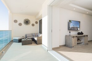 Condo, varias camas, balcón, vista al océano (Encantame Towers Velero 902) | Área de sala de estar | Televisión de pantalla plana de 42 pulgadas con canales digitales 