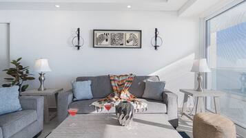 Condo, varias camas, balcón, vista al océano (Encantame Towers Velero 902) | Área de sala de estar | Televisión de pantalla plana de 42 pulgadas con canales digitales