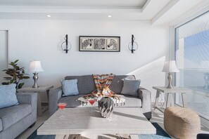 Condo, varias camas, balcón, vista al océano (Encantame Towers Velero 902) | Área de sala de estar | Televisión de pantalla plana de 42 pulgadas con canales digitales 