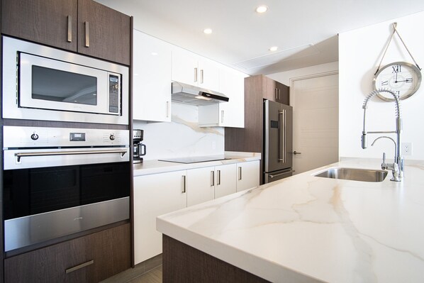 Condo, varias camas, balcón, vista al océano (Encantame Towers Velero 902) | Cocina privada