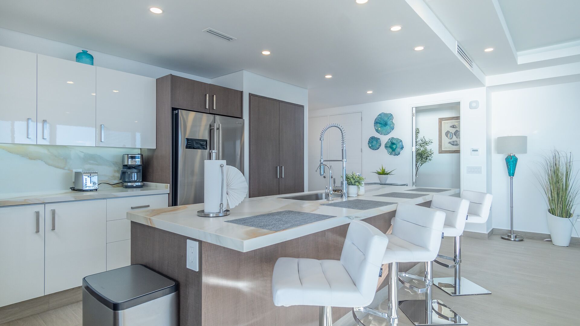 Condo, varias camas, balcón, vista al océano (Encantame Towers Velero 2301) | Cocina privada | Comedor 