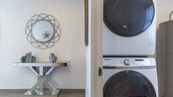 Condo, nhiều giường, ban công, quang cảnh biển (Encantame Towers Velero 2301) | Giặt ủi