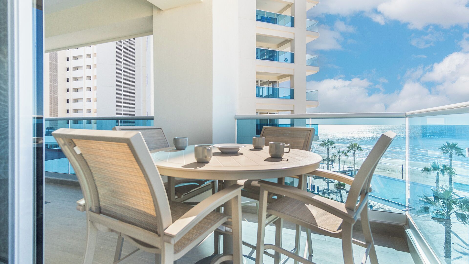 Condo, varias camas, balcón, vista al océano (Encantame Towers Viento 405) | Restaurante al aire libre