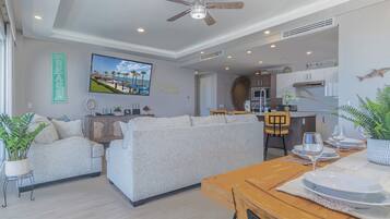 Condo, varias camas, balcón, vista al océano (Encantame Towers Viento 405) | Área de sala de estar | Televisión de pantalla plana de 42 pulgadas con canales digitales