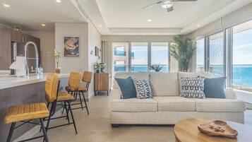 公寓客房, 多張床, 陽台, 海景 (Encantame Towers Viento 405) | 起居區 | 42-吋平面電視,提供數位頻道