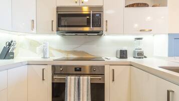 Kondominium, 1 Tempat Tidur King dengan tempat tidur Sofa, balkon (Encantame Towers Viento 303) | Dapur pribadi | Meja makan