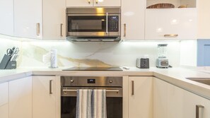 Apartamento, 1 cama de matrimonio grande con sofá cama, balcón (Encantame Towers Viento 303) | Cocina privada | Mesa de comedor