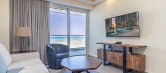 Splash in The New Lazy River/stay in Modern Luxury Encantame Viento 303