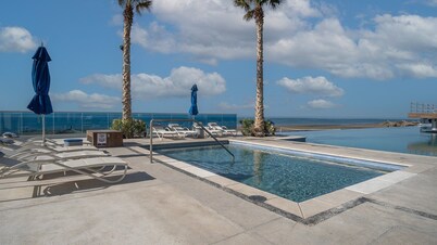 Splash in The New Lazy River/stay in Modern Luxury Encantame Viento 303