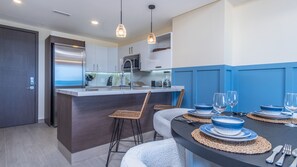 Apartamento, 1 cama de matrimonio grande con sofá cama, balcón (Encantame Towers Viento 303) | Cocina privada | Mesa de comedor