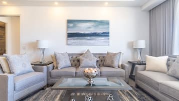 Condo, varias camas, balcón, vista al océano (Encantame Towers Viento 304) | Área de sala de estar | Televisión de pantalla plana de 42 pulgadas con canales digitales