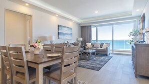 Appartement, meerdere bedden, balkon, uitzicht op oceaan (Encantame Towers Viento 304) | Woonruimte | Een 42-inch flatscreentelevisie met digitale zenders