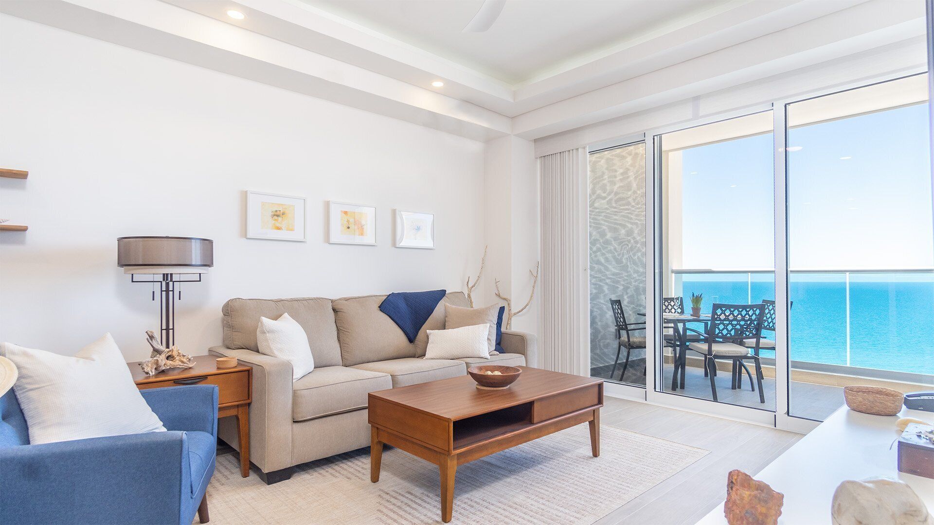 Apartment, 1 King-Bett und Schlafsofa, Balkon, Meerblick (Encantame Towers Viento 1503) | Wohnbereich | 42-Zoll-Flachbildfernseher mit Digitalempfang