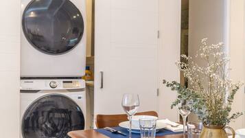 Kondominium, 1 Tempat Tidur King dengan tempat tidur Sofa, balkon (Encantame Towers Viento 1503) | Laundry