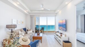 Appart'hôtel, 1 très grand lit et 1 canapé-lit, balcon, vue océan (Encantame Towers Viento 1503) | Coin séjour