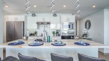 Condo, varias camas, balcón, vista al océano (Encantame Towers Verano 2105) | Cocina privada | Comedor