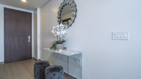 Condo, varias camas, balcón, vista al océano (Encantame Towers Verano 2105) | Interior