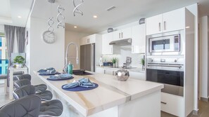 Condo, varias camas, balcón, vista al océano (Encantame Towers Verano 2105) | Cocina privada | Comedor