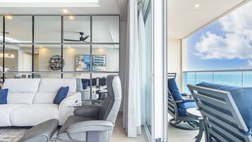 Condo, varias camas, balcón, vista al océano (Encantame Towers Viento 1704) | Área de sala de estar | Televisión de pantalla plana de 42 pulgadas con canales digitales