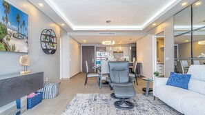 Condo, varias camas, balcón, vista al océano (Encantame Towers Viento 1704) | Área de sala de estar | Televisión de pantalla plana de 42 pulgadas con canales digitales 