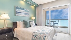 Condo, varias camas, balcón, vista al océano (Encantame Towers Viento 1704) | 2 habitaciones, decoración personalizada y muebles diferentes