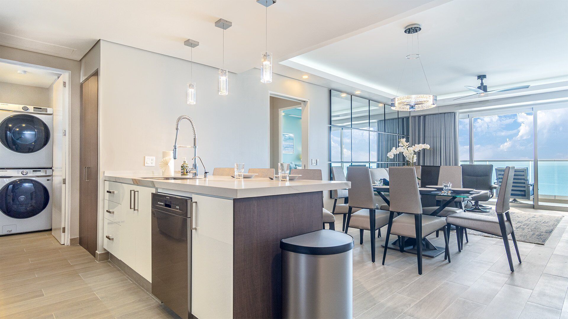 Condo, nhiều giường, ban công, quang cảnh biển (Encantame Towers Viento 1704) | Giặt ủi