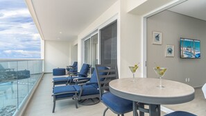 Condo, varias camas, balcón, vista al océano (Encantame Towers Viento 1704) | Restaurante al aire libre