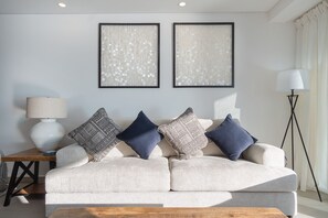 公寓式客房, 多张床, 阳台, 海洋景观 (Encantame Towers Velero 1604) | 起居区 | 42-英寸纯平电视（配备数码频道）