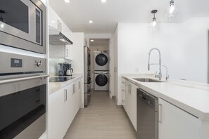 Condo, varias camas, balcón, vista al océano (Encantame Towers Velero 1604) | Cocina privada | Comedor 