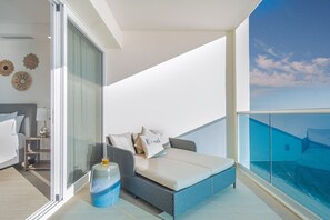 Condo, varias camas, balcón, vista al océano (Encantame Towers Velero 1604) | Vista desde la habitación