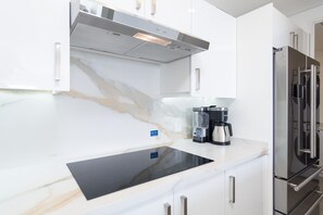 公寓式客房, 多张床, 阳台, 海洋景观 (Encantame Towers Velero 1604) | 私人厨房 | 餐桌